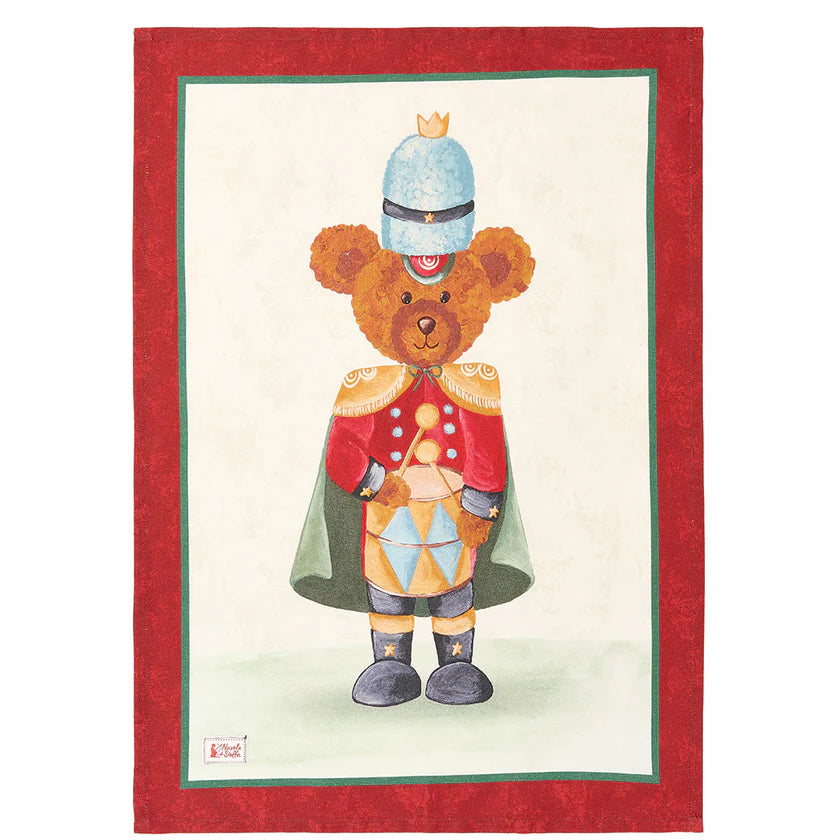 Esaltate la vostra cucina con lo strofinaccio "Bear Wonderland". Realizzato in morbido cotone e disponibile in 4 decori natalizi a tema orsetti al circo, questo strofinaccio aggiungerà un tocco di eleganza al vostro ambiente. Dimensioni: cm 50 x 70 . In negozio e online su tuttochic.it