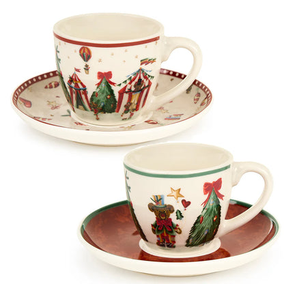 Esplora la magia del Natale con il nostro set di 2 tazzine da caffè "Bear Wonderland". Realizzate in pregiata porcellana, sono decorate con un motivo natalizio e completate da un elegante piattino. Sono racchiuse in un astuccio decorato, perfetto per un regalo unico. Capacità: 80 ml. In negozio e online su tuttochic.it