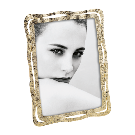 Esposizione di lusso con questo portafoto in metallo pressofuso. colore oro Formato foto cm 13 x 18. In negozio e online su tuttochic.it
