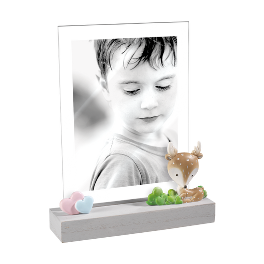 Portaritratti per foto in verticale per bambini in acrilico con base in legno grigio con cerbiatto in resina decorata. Per foto da 13x18 cm. Mascagni cornici