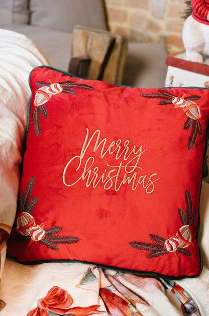 Aggiungi un tocco di lusso al tuo Natale con il cuscino in velluto rosso della nuova collezione "Bear Wonderland" di Nuvole di stoffa. Il design elegante e la scritta "Merry Christmas" ricamata lo rendono perfetto per creare un'atmosfera natalizia esclusiva. Dimensioni: 48x46 cm. In negozio e online su tuttochic.it