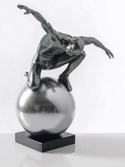 Scultura moderna Atlante in equilibrio su una sfera, finitura grigio verde e alluminio, altezza 47 cm su base marmo nero, brand Ambienti Glamour, Tutto Chic.