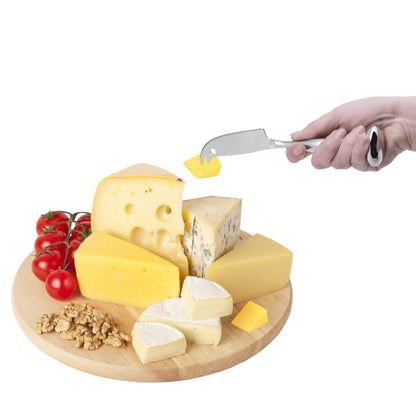 Tagliere da portata con assortimento di formaggi e mano che serve un boccone con il coltello a forchetta Ipac