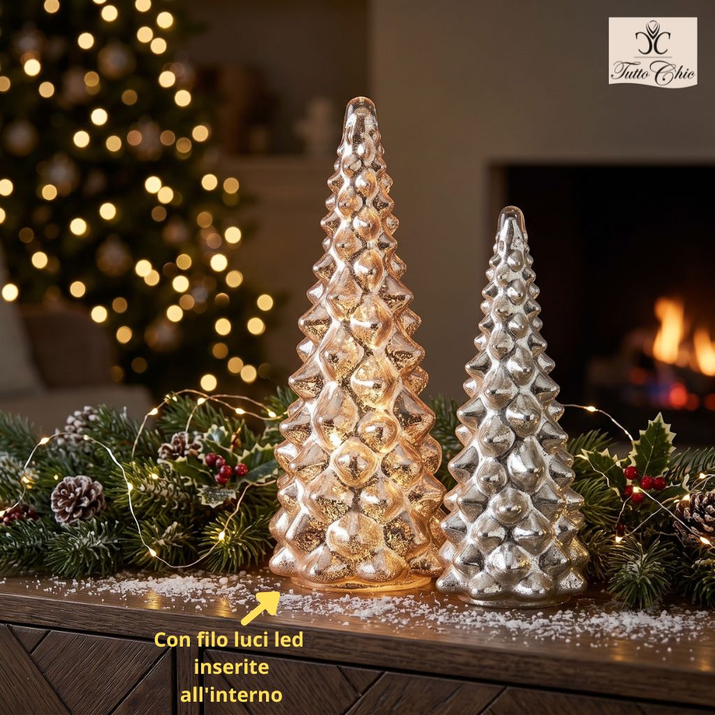 Grande albero di Natale decorativo a forma di pino stilizzato in vetro specchiato con sfumature argento antico, firmato EDG Enzo De Gasperi, altezza 62 cm.