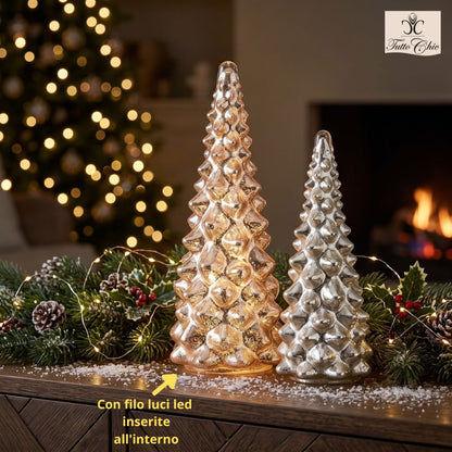 Grande albero di Natale decorativo a forma di pino stilizzato in vetro specchiato con sfumature argento antico, firmato EDG Enzo De Gasperi, altezza 62 cm.