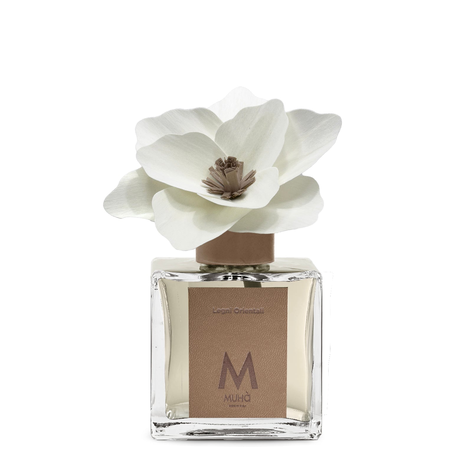 Diffusore d’ambiente con bottiglia in vetro con tappo in zama si accompagna a una magnolia in legno di betulla per diffondere la fragranza Legni Orientali. In negozio e online su tuttochic.it