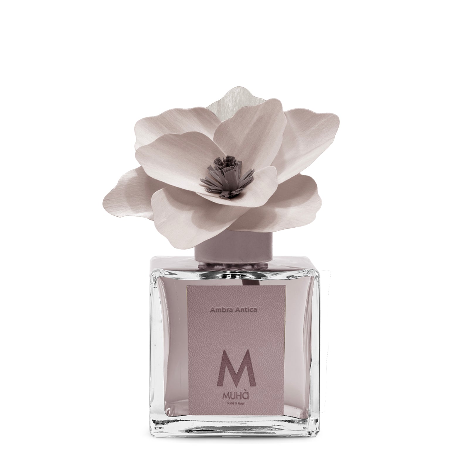 Diffusore d’ambiente con bottiglia in vetro con tappo in zama si accompagna a una magnolia in legno di betulla per diffondere 250 ml di fragranza Ambra Antica. tuttochic.it