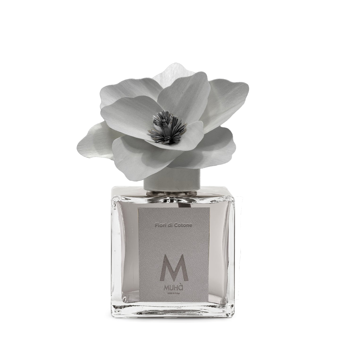Diffusore d’ambiente con bottiglia in vetro con tappo in zama si accompagna a una magnolia in legno di betulla per diffondere 250 ml di fragranza Fiori di Cotone. tuttochic.it