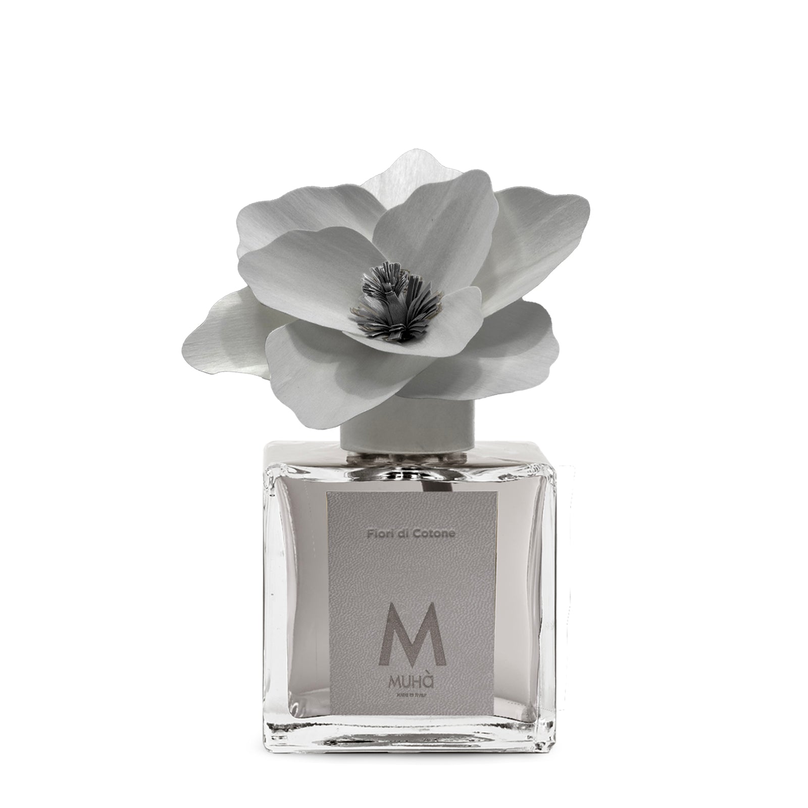 Diffusore d’ambiente con bottiglia in vetro con tappo in zama si accompagna a una magnolia in legno di betulla per diffondere 250 ml di fragranza Fiori di Cotone. tuttochic.it