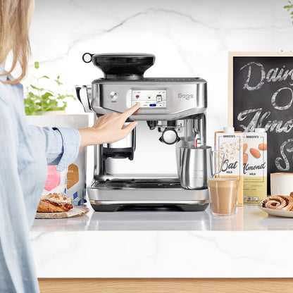 Macchina da caffè THE BARISTA EXPRESS IMPRESS. Scorri. Seleziona. Sorprendi. Il touchscreen ti guida in ogni fase della preparazione del tuo caffè perfetto, tutto con un solo tocco. Basta scorrere il dito e scegliere tra le 8 preimpostazioni di caffè preferite fino a 8 bevande. In negozio e online su tuttochic.it