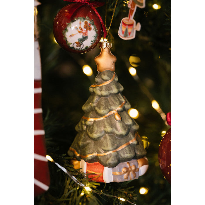 Aggiungi un tocco di magia al tuo albero di Natale con il nostro addobbo a forma di abete natalizio. Realizzato con plastica decorata, questo adorabile addobbo aggiungerà un tocco elegante e festoso alla tua decorazione natalizia.  Dimensioni: 7.6 x 7.2 x 13.2 cm. In negozio e online su tuttochic.it