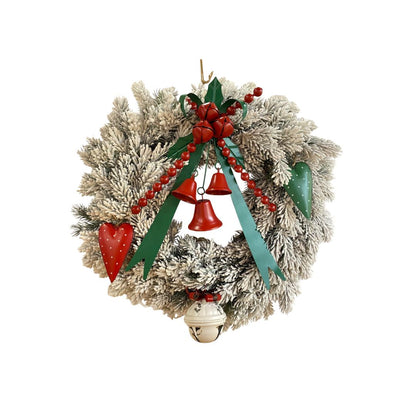 Corona di Natale innevata con campane rosse e cuori in metallo decorativi