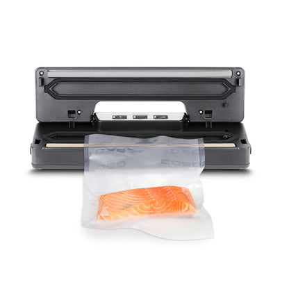 Macchina per sottovuoto CASO Design VR 190 advanced aperta durante la sigillatura di un trancio di salmone in sacchetto goffrato.
