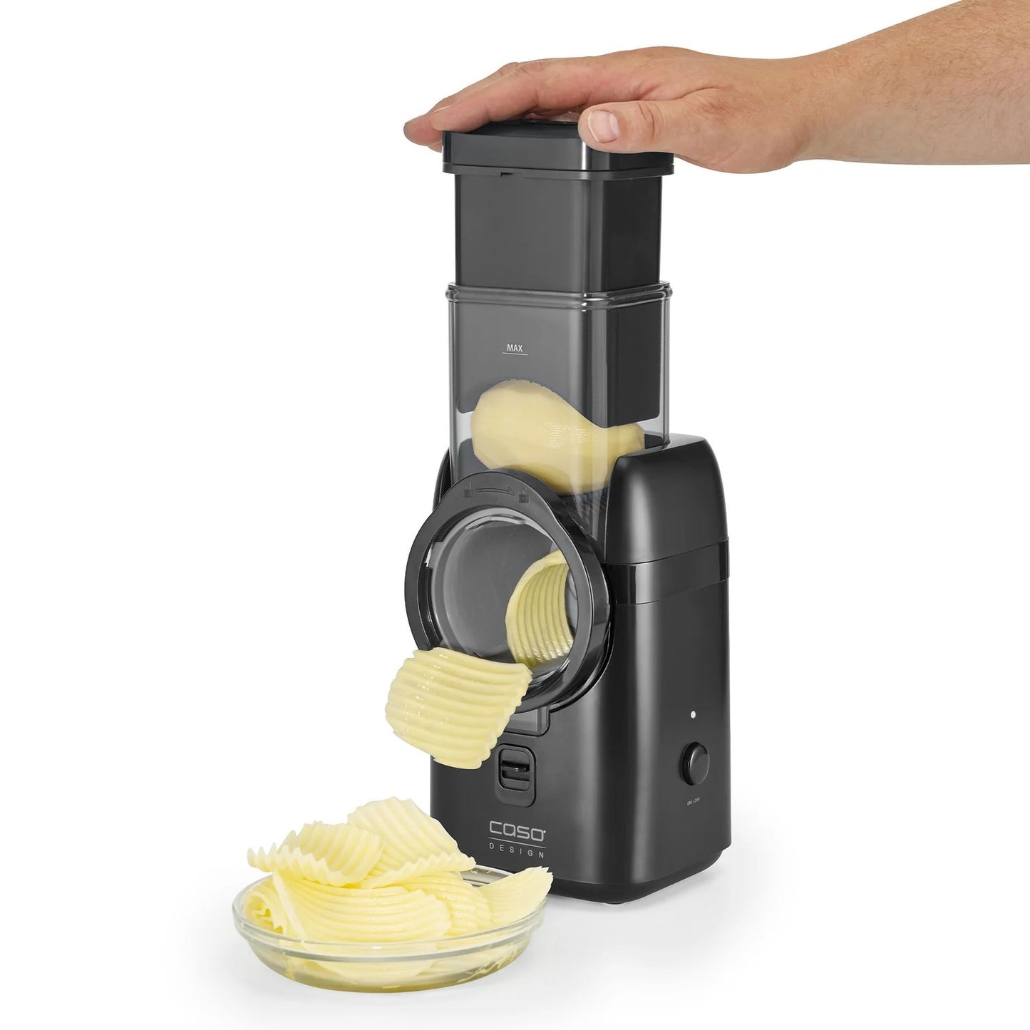 Affettatrice MultiSlicer CASO Design con accessori su piano cucina