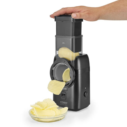 Affettatrice MultiSlicer CASO Design con accessori su piano cucina