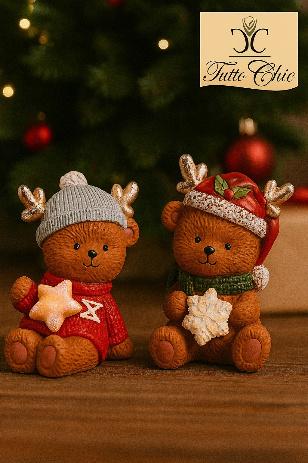 Orsetto natalizio seduto con LED in resina multicolor Timstor, disponibile in 2 modelli. Luce calda, batterie incluse e dettagli curati. Risparmia con la coppia!