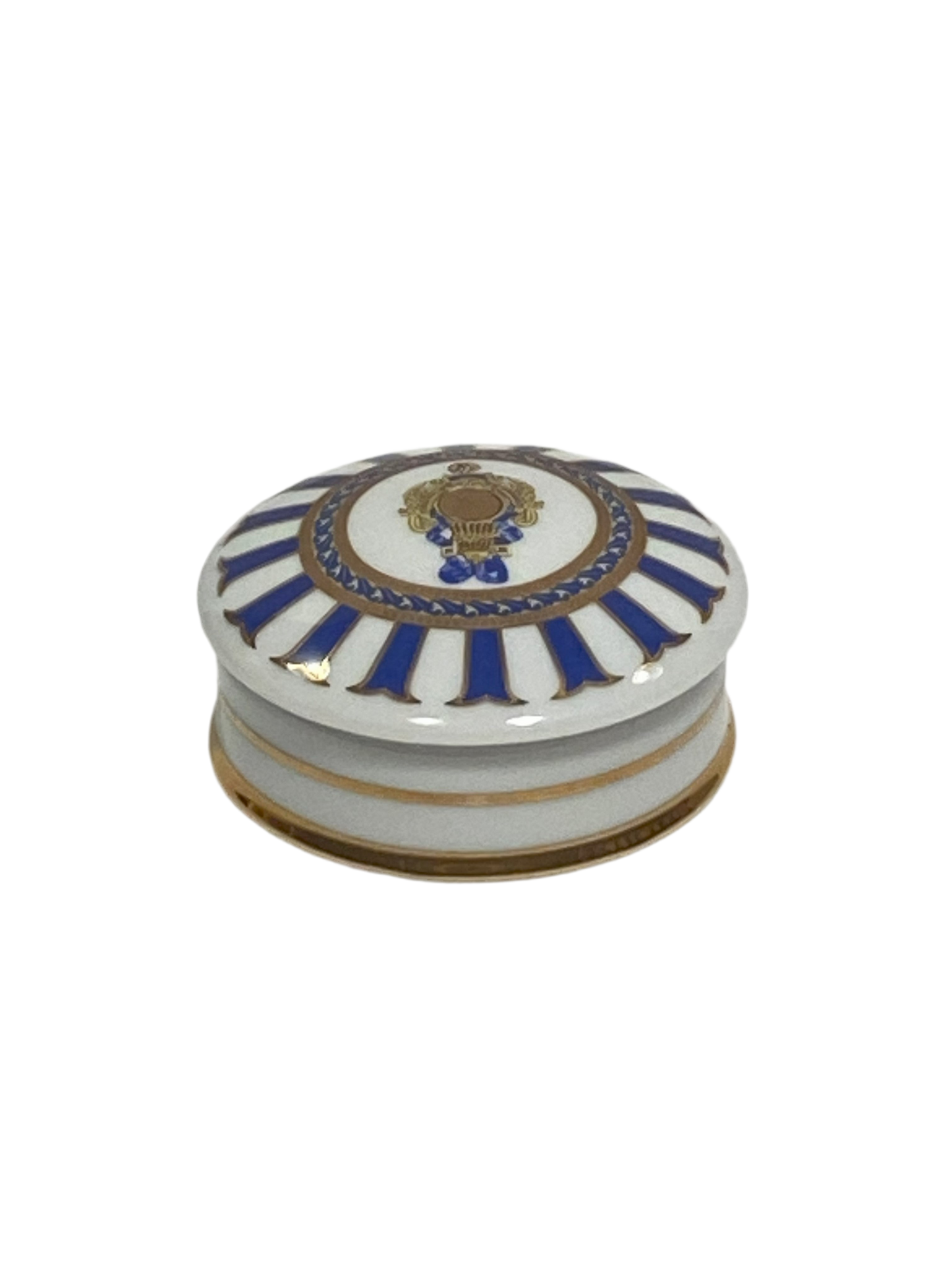 Scatolina tonda con coperchio bombato in porcellana Limoges con decoro in oro zecchino e blu. Dimensioni: cm ø 7,5 x h 3,5. In negozio e online su tuttochic.it