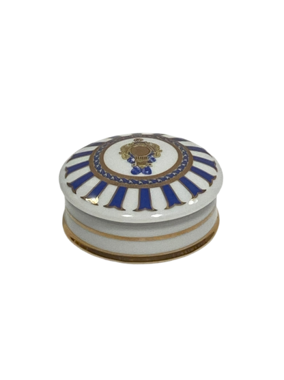 Scatolina tonda con coperchio bombato in porcellana Limoges con decoro in oro zecchino e blu. Dimensioni: cm ø 7,5 x h 3,5. In negozio e online su tuttochic.it