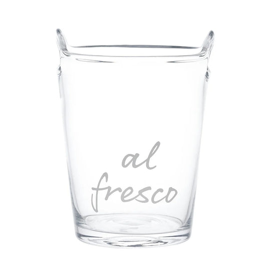 Secchiello rinfrescatore portabottiglia realizzato in vetro soffiato e decorato con la scritta "al fresco. Dimensioni: altezza 26 cm e diametro 19.5 cm. In negozio e online su tuttochic.it