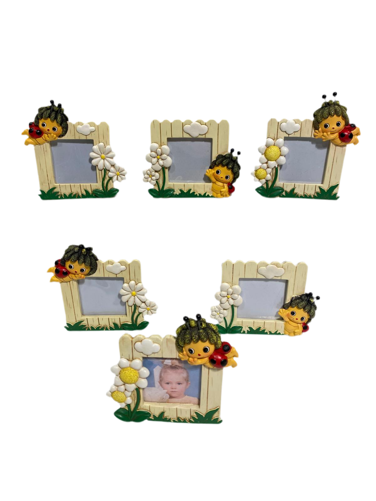 Set di 6 bomboniere Portafoto in resina decorata in colori assortiti. Dimensioni: cm L 10 x h 8 Dimensione foto: 4,5x4,5 cm. In negozio e online su tuttochic.it