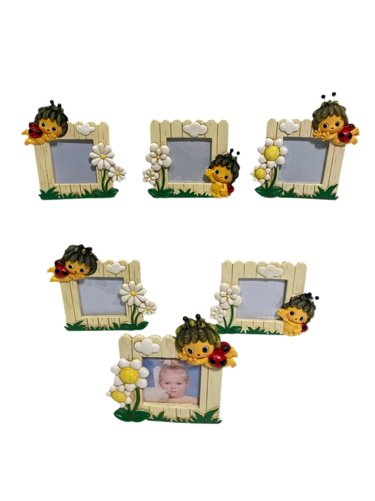 Set di 6 bomboniere Portafoto in resina decorata in colori assortiti. Dimensioni: cm L 10 x h 8 Dimensione foto: 4,5x4,5 cm. In negozio e online su tuttochic.it