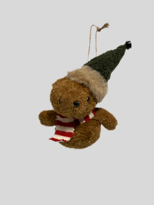 L'addobbo Orsetto peluche Natale "Bear Wonderland" è un accattivante orsetto in miniatura, realizzato in morbido poliestere e cotone, perfetto per abbellire ogni angolo della tua casa durante le festività natalizie. Regala un tocco di dolcezza. Dimensioni singolo orsetto: 11x7x14 In negozio e online su tuttochic.it