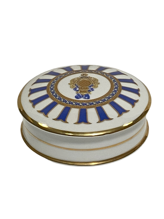 Scatola tonda con coperchio bombato in porcellana Limoges con decoro in oro zecchino e blu. Dimensioni: cm ø 12 x h 5. In negozio e online su tuttochic.it