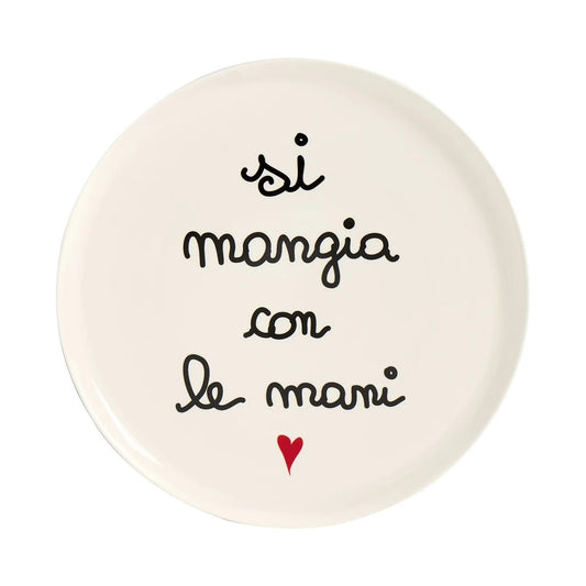 Prendi la sfida e goditi la tua pizza preferita su questo piatto in gres ceramico "si mangia con le mani"! Con un divertente decoro che ti farà sorridere, questo piatto è resistente e facile da pulire. Diametro: 31,5 cm Lavabile in lavastoviglie. In negozio e online su tuttochic.it