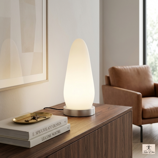 Lampada Sasso Le Cose Nostre in vetro soffiato opale satinato su base tonda in alluminio. Design attribuito a E. Spicciolato Tutto Chic.