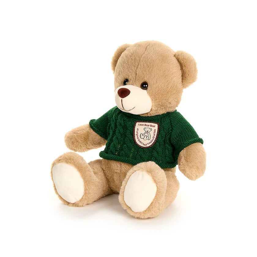 Splendido orsetto peluche "Bear Wonderland", vestito con un maglione colorato in morbido cotone e poliestere. Crea un'atmosfera natalizia con il nostro adorabile orsetto, perfetto come regalo o come decorazione per la tua casa. Dimensioni: cm 25. In negozio e online su tuttochic.it