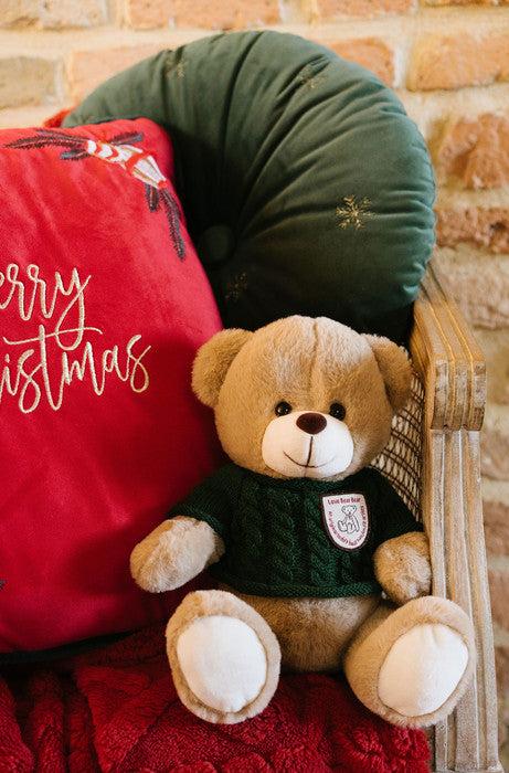 Splendido orsetto peluche "Bear Wonderland", vestito con un maglione colorato in morbido cotone e poliestere. Crea un'atmosfera natalizia con il nostro adorabile orsetto, perfetto come regalo o come decorazione per la tua casa. Dimensioni: cm 25. In negozio e online su tuttochic.it