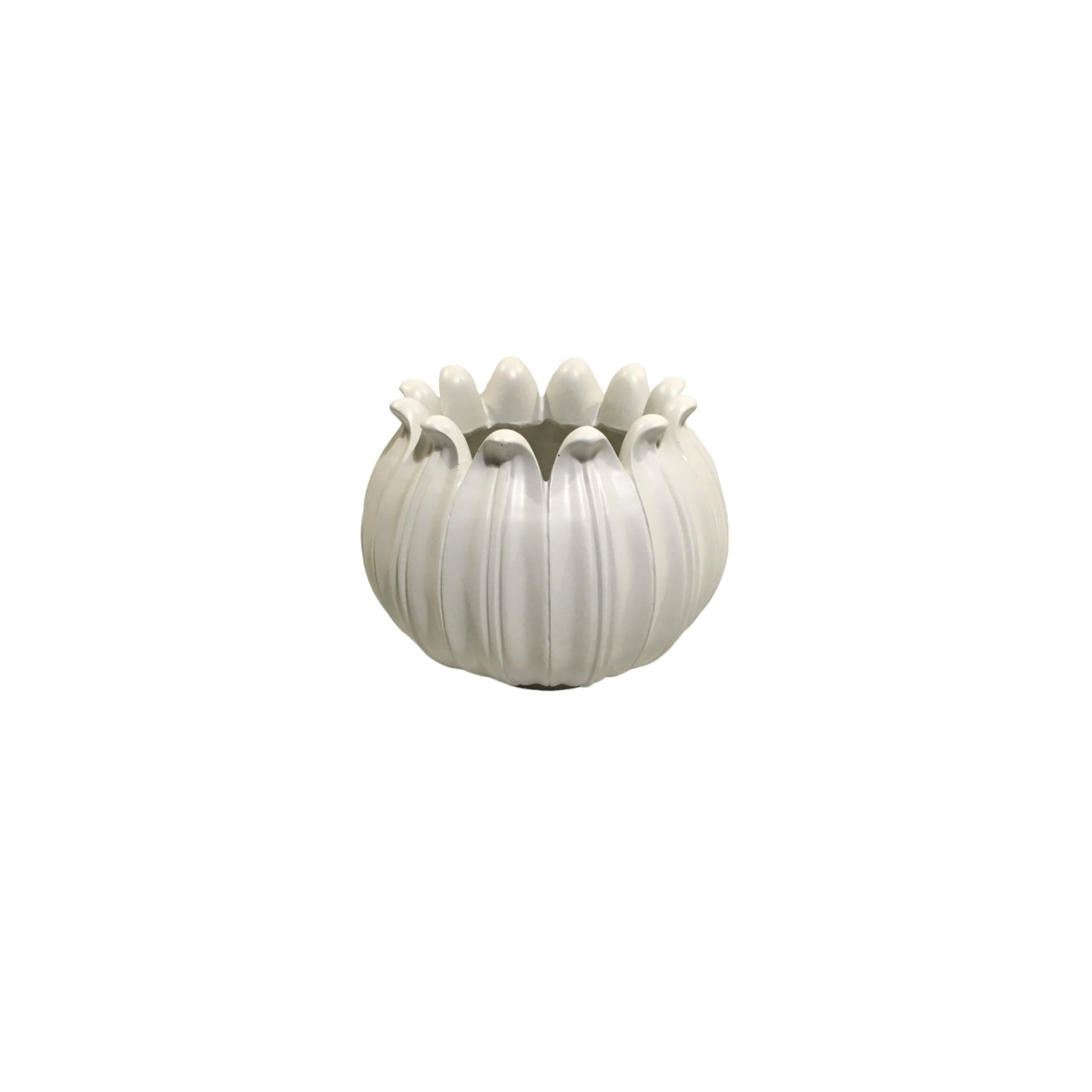 Vaso realizzato in resina bianca. Dimensioni: cm  22,5 ø x16,5 h. In negozio e online su tuttochic.it