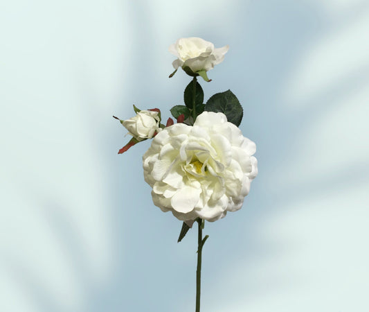 Rametto con 3 rose bianche artificiali. Dimensione: cm 70 h Petali e foglie in tessuto, rametti in plastica. In negozio e online su tuttochic.it
