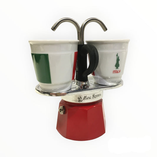 La versione Tricolore Mini Express 2 tazze vuole celebrare nei suoi colori, il tradizionale rito italiano di preparare un buon caffè. Il caffè è servito direttamente nelle tazzine, mantenute calde grazie alla speciale piastra di appoggio in alluminio. Set caffettiera + 2 bicchierini. In negozio e online su tuttochic.it