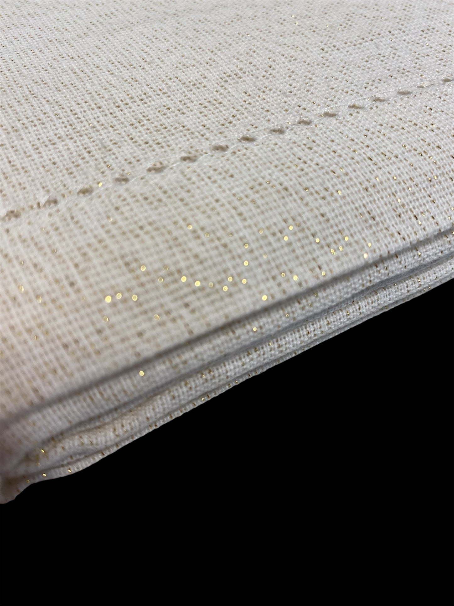 Tovaglia rettangolare in cotone di colore avorio e oro. Dimensioni: cm 140 x 240. 75% Cotone 25% Lurex Made in India. In negozio e online su tuttochic.it