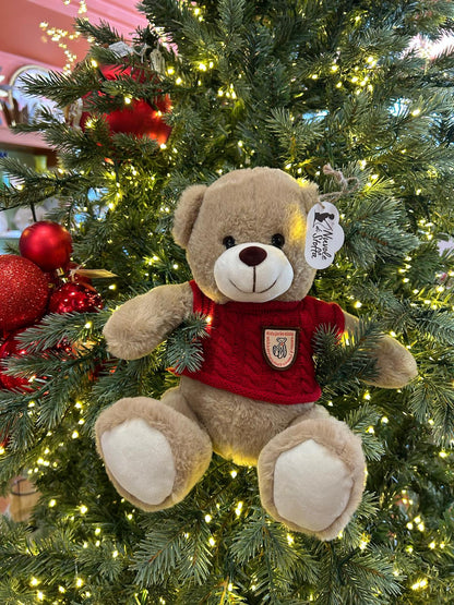 Splendido orsetto peluche "Bear Wonderland", vestito con un maglione colorato in morbido cotone e poliestere. Crea un'atmosfera natalizia con il nostro adorabile orsetto, perfetto come regalo o come decorazione per la tua casa. Dimensioni: cm 25. In negozio e online su tuttochic.it