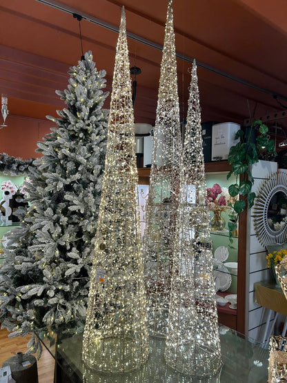Albero di Natale a forma di cono con 720 led realizzato in metallo color oro chiaro e decorato con perline diametro cm 28 x 150 h. In negozio e online su tuttochic.it