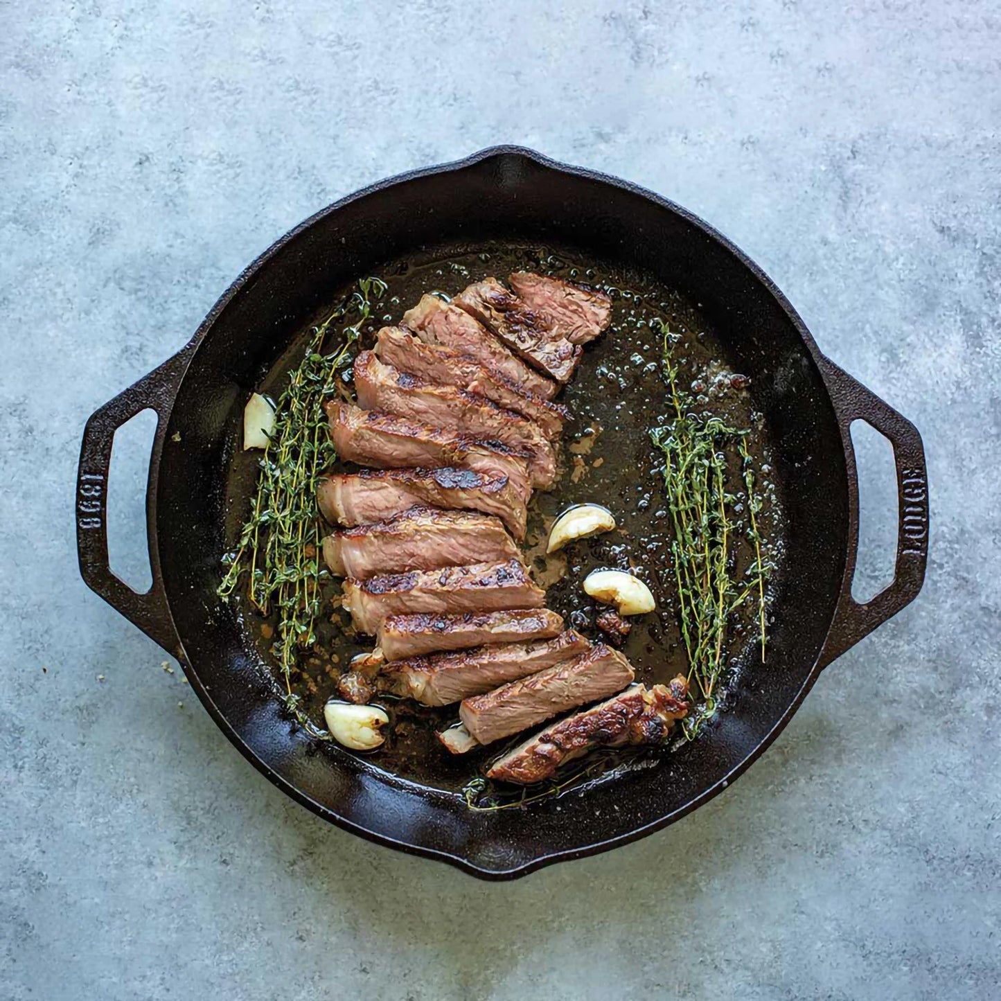 Tegame tondo in ghisa sia per la cucina casalinga che professionale Ideale per cuocere qualsiasi pietanza: carne, verdure, contorni e sughi. Compatibile con i fornelli ad induzione• Adatta per il forno, fornello, griglia e fuoco• Dimensione: 37 x 30,48 Ø x 5,7 cm• Peso: 3,43 kg. In negozio e online su tuttochic.it 