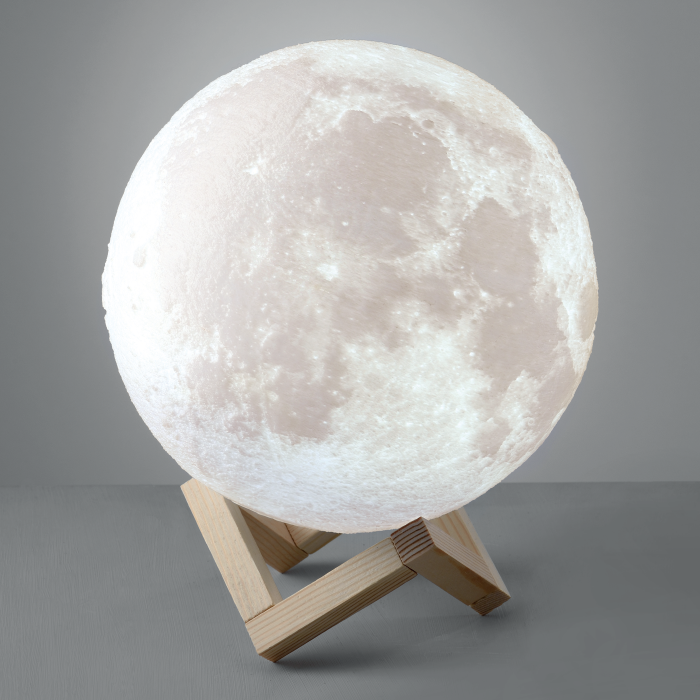 Lampada luna in PLA (materiale plastico biodegradabile) con batteria ricaricabile al litio, supporto in legno e cavo usb (incluso), 3 toni di bianco (caldo, freddo e neutro) e regolazione dell'intensità. Dimensioni: Ø cm 20, altezza cm 24 Pulizia: a secco. In negozio e online su tuttochic.it