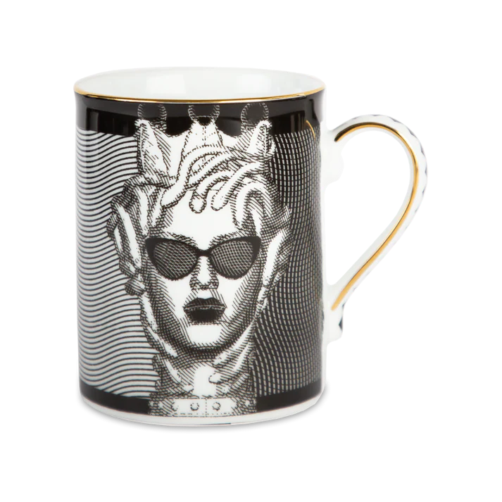 Mug in porcellana La vipera. Incarna lo spirito delle persone che si muovono con furbizia e che hanno un’intelligenza acuta. Dedicato ai giocatori, agli strateghi e a coloro che amano l’arte del sottinteso. Dimensioni: Ø 8 cm , H 10.5 cm. Lavabile in lavastoviglie, no microonde. In negozio e online su tuttochic.it