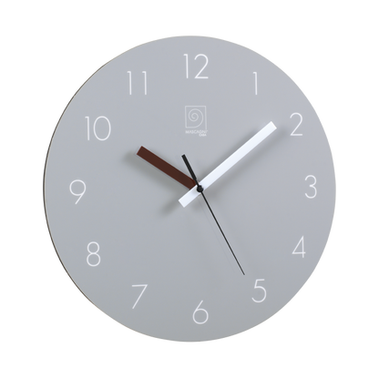 Questo orologio da parete in legno con superficie frontale lucida e colorata Funziona con 1 batteria stilo (inclusa) Dimensioni: cm Ø 30. In negozio e online su tuttochic.it