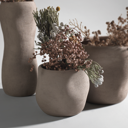 Vaso in ceramica tortora opaca Mascagni Casa Ø 19,5 x H 17,5 cm con rami decorativi rosa
