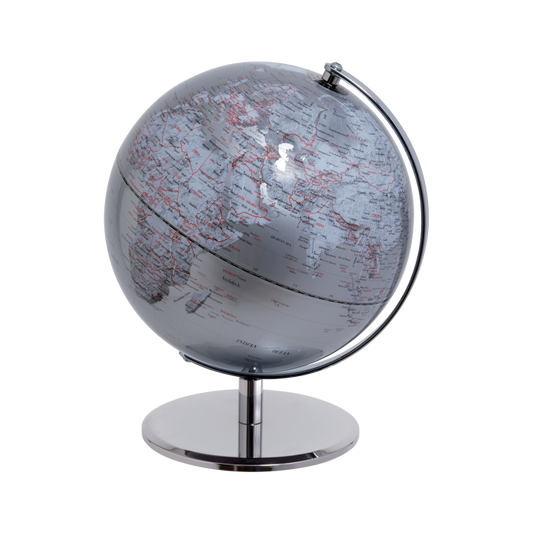 Esplora il mondo con stile con il mappamondo color argento di Mascagni. Questo elegante mappamondo ruota sulla base in metallo cromato, aggiungendo un tocco di lusso al tuo spazio. Perfetto per chi ama viaggiare e per chi desidera avere una raffinata decorazione. Globo Ø 25 cm. In negozio e online su tuttochic.it 