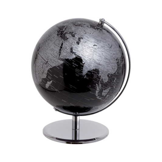 Esplora il mondo con stile con il mappamondo di colore nero di Mascagni. Questo elegante mappamondo ruota sulla base in metallo cromato, aggiungendo un tocco di lusso al tuo spazio. Perfetto per chi ama viaggiare e per chi desidera avere una raffinata decorazione. Globo Ø 25 cm. In negozio e online su tuttochic.it 