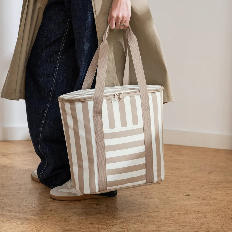 Borsa termica Reisenthel Thermoshopper decoro Summerstripes Coffee a righe marroni.