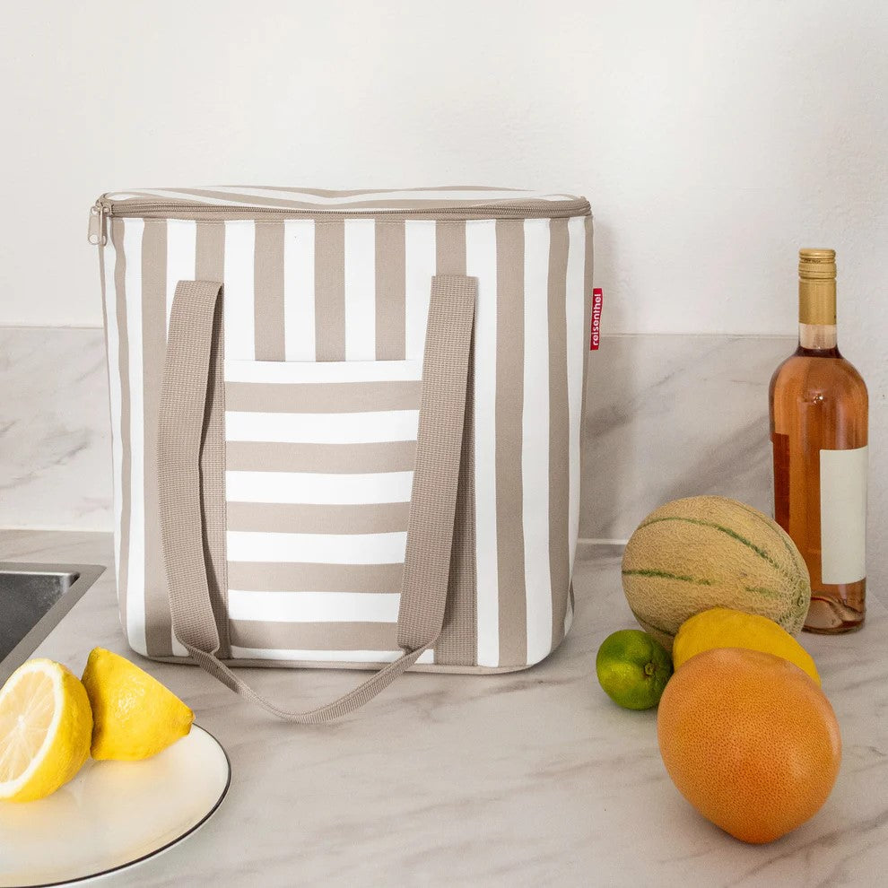 Borsa termica Reisenthel Thermoshopper decoro Summerstripes Coffee a righe marroni.