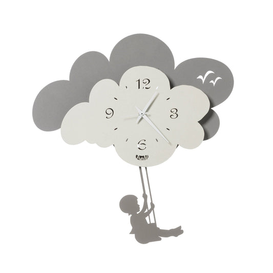 L’orologio da parete Nuvola a pendolo è composto da due nuvole sovrapposte e un’altalena appesa ad esse. Il bambino che dondola rappresenta il pendolo. In negozio e online su tuttochic.it