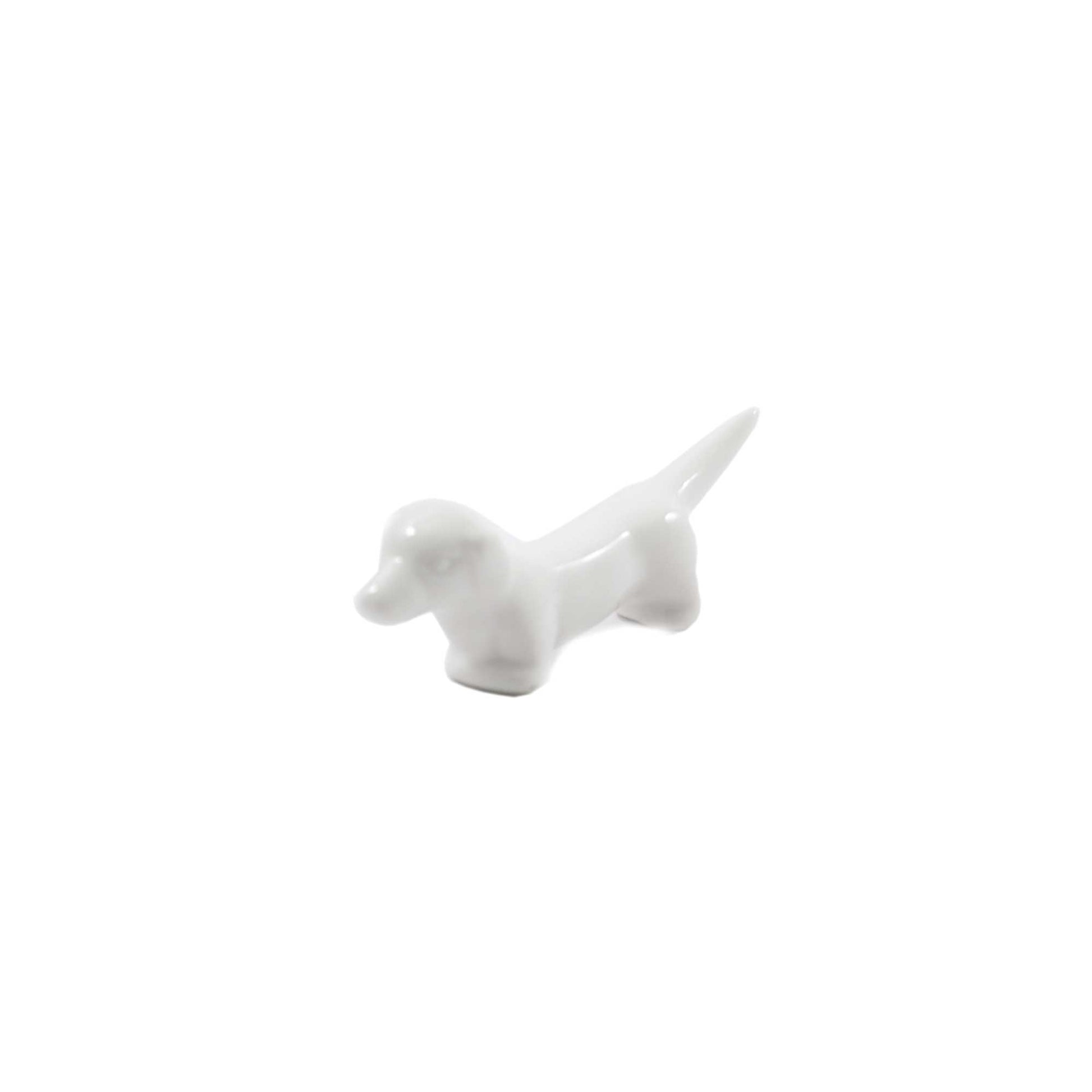 Set di 6 appoggia posate in porcellana bianca a forma di cagnolino (Bassotto). Dimensioni: cm 8 x 2 x 2,5 h. In negozio e online su tuttochic.it