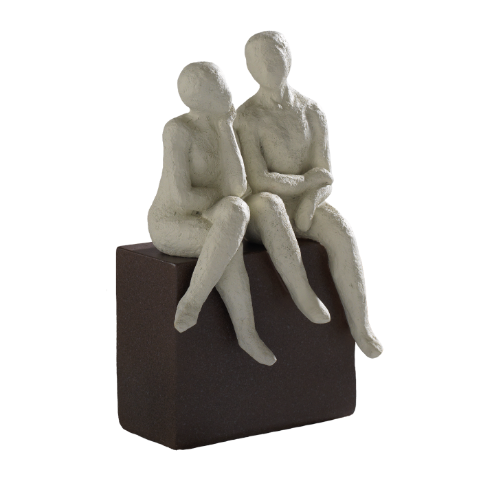 Scultura stampata in resina che raffigura un uomo e una donna di colore avorio su una base di colore marrone. Dimensione: cm 14,5 x 9 x 22,5 h. In negozio e online su tuttochic.it