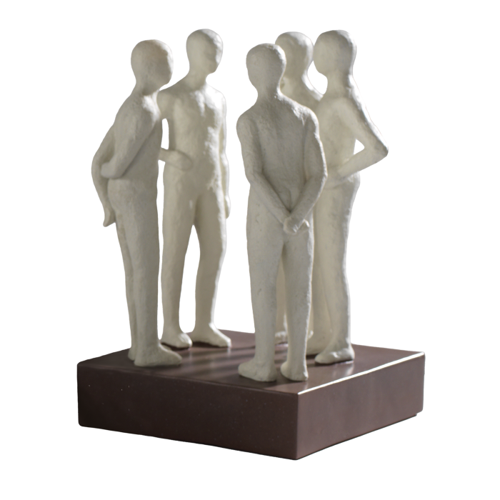Scultura stampata in resina che raffigura cinque persone di colore avorio su una base di colore marrone. Dimensione: cm 19,5 x 17,5 x 27 h. In negozio e online su tuttochic.it